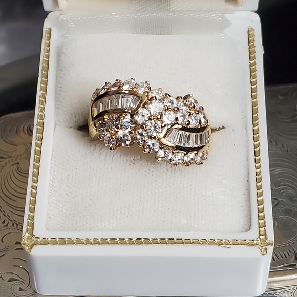 Large CZ ring size 9. In like new condition. Set in solid sterling silver with a - Picture 1 of 9